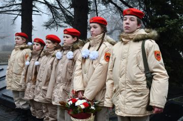 Символ доблести и чести: День Георгиевской ленты