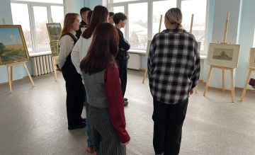 9 декабря в рамках проекта «Я учусь в музее» сотрудники городского музея для участников клуба «Патриот» учащихся 11-го класса ГБОУ «Школа №3 г.о. Дебальцево» провели урок профориентации «На пути к музейным профессиям»