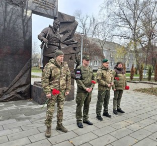 Депутаты Народного Совета Дмитрий Огилец и Павел Данилов приняли участие в памятном мероприятии ко Дню Героев Отечества в Харцызске