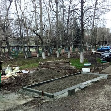 В Кировском начали устанавливать новые контейнерные площадки