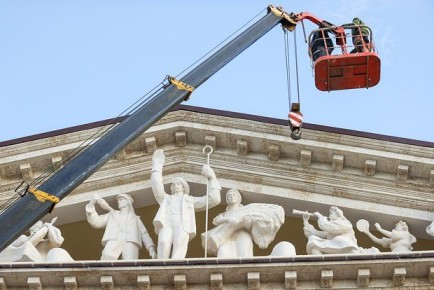 Восстановленный после взрыва драмтеатр в Мариуполе откроют 25 декабря
