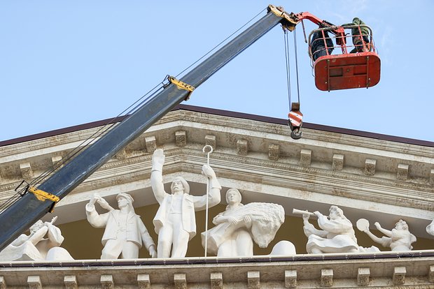 Восстановленный после взрыва драмтеатр в Мариуполе откроют 25 декабря
