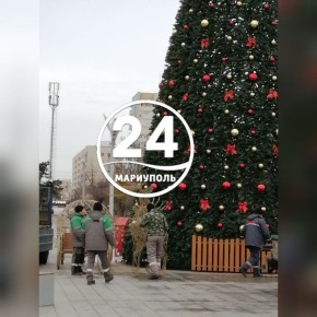 На площади, в районе перекрестка проспектов Ленина и Строителей наряжают новогоднюю ёлку!