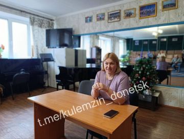 Заместитель главы администрации г.о. Донецк встретилась с трудовым коллективом Школы искусств № 1 Будённовского района