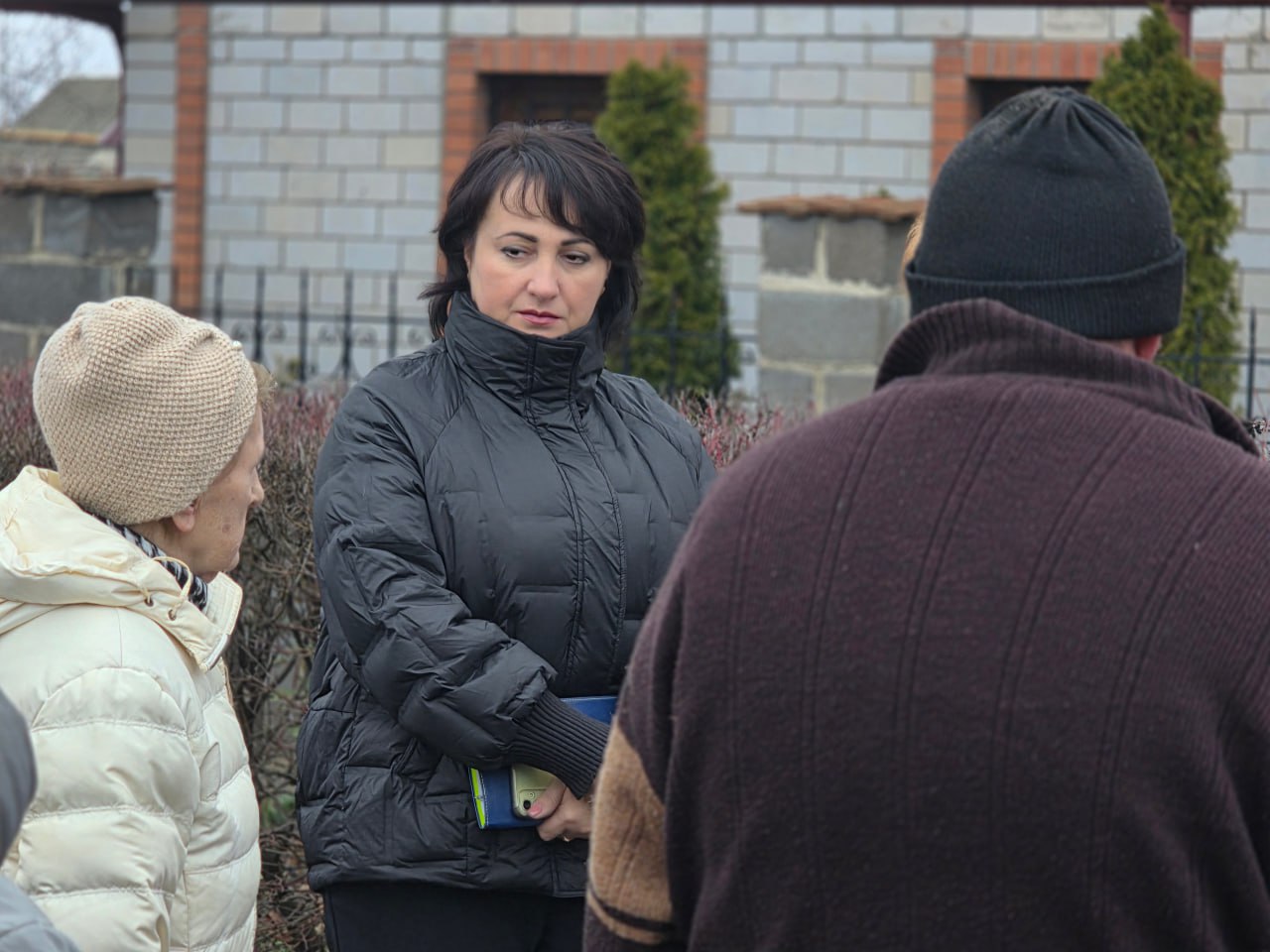 Иван Адамец: Управляющий делами администрации городского округа Донецк Юлия Сницарь провела встречу с жителями улицы Корниенко для обсуждения актуальных вопросов