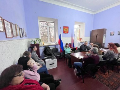 Вчера, 10 декабря, первый заместитель главы Администрации городского округа Харцызск Олег Захаров провел встречу с трудовым коллективом МБУ "Зугрэсский городской Дворец культуры"