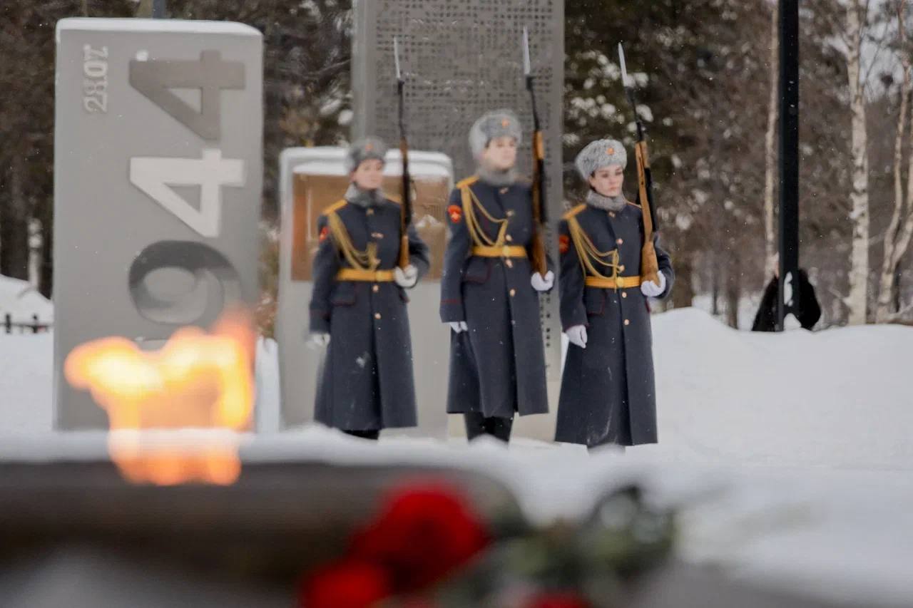 Юные патриоты Ноябрьска и Ольгинки несли почётную вахту у Вечного огня