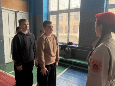 ЗАНЯТИЕ ЮНАРМЕЙЦЕВ. Командир отряда ВПК «Пламя» штаба местного отделения городского округа Харцызска СШ № 4, ученица из 9-А класса Мокровуз Виктория провела занятие по строевой подготовке для юных юнармейцев отряда