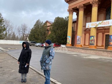 Евгений Поплавский: Вместе с заместителем по социальным вопросам Юлией Михайленко выбирали площадку для главной новогодней ёлки города Зугрэса