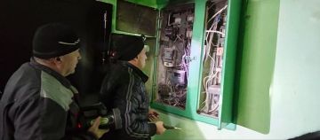 Бригада из Хабаровского края выполнила монтаж электрощитка в Дебальцево