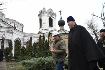 Митрополит Владимир осмотрел ход восстановления святынь села Никольское