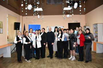 11 декабря глава муниципального образования городского округа Дебальцево, секретарь местного отделения Всероссийской политической партии «Единая Россия» Сергей Желновач торжественно вручил членские билеты и нагрудные значки...