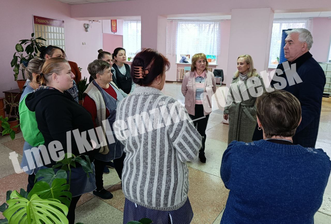 Сегодня состоялась встреча заместителя главы администрации г. о. Донецк с трудовым коллективом Школы № 101 им. Героя Советского Союза А. А. Удодова в Петровском районе