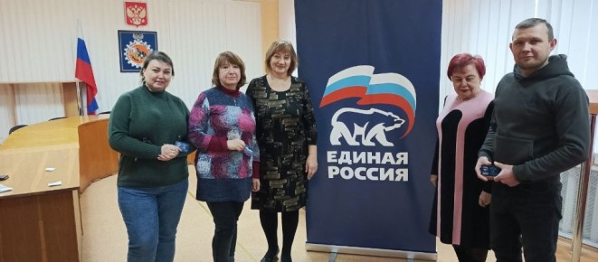 Сегодня, 11 декабря 2025 года, управляющий делами Управы Людмила Аринович совместно с депутатом Донецкого городского Совета ДНР Асей Горшковой провели торжественное вручение партийных билетов Единой России