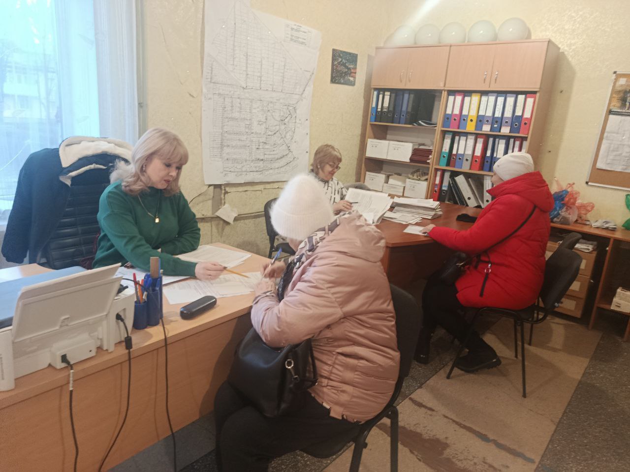 Забота о жителях Новолуганского: Сотрудники соцзащиты провели выездной прием граждан