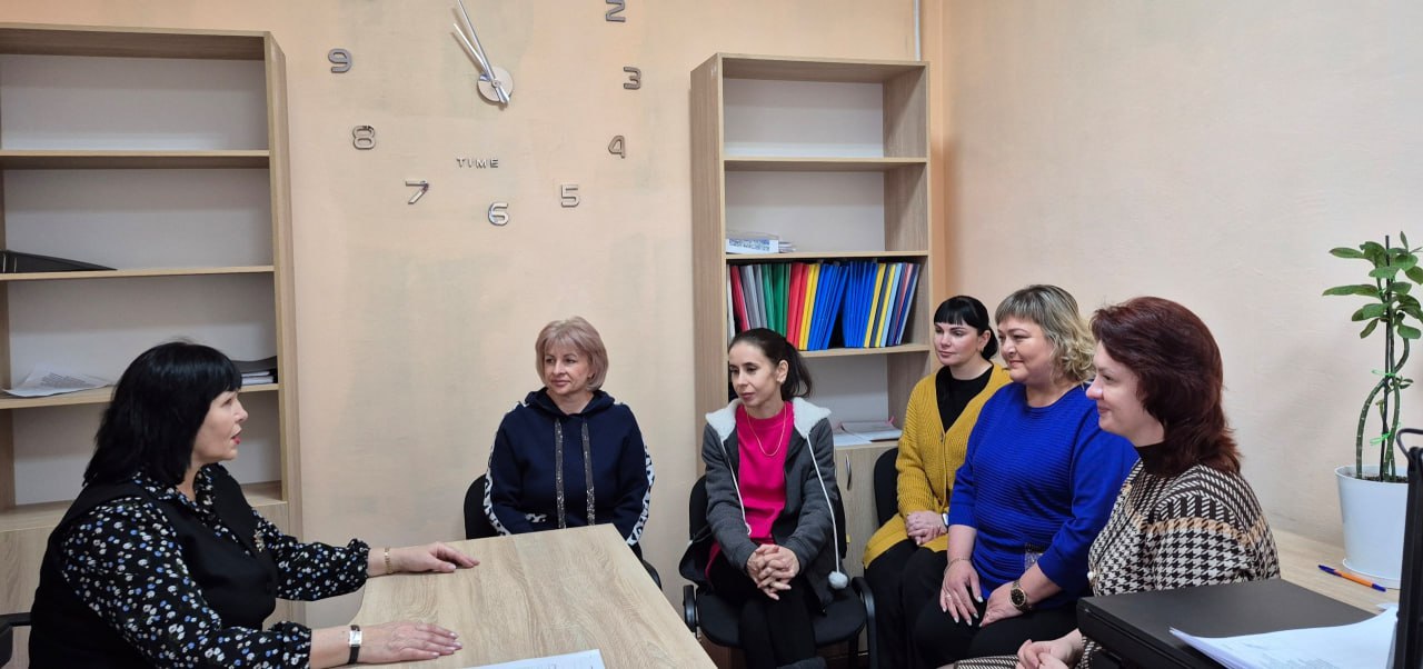 Сегодня заместитель главы администрации городского округа Дебальцево Оксана Козлова провела рабочую встречу с трудовым коллективом опеки и попечительства