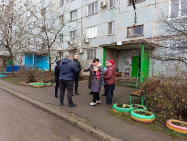 Вчера, первый заместитель главы Администрации городского округа Харцызск Олег Захаров провел встречу с жителями в городе Зугрэс на улице 60 лет Октября