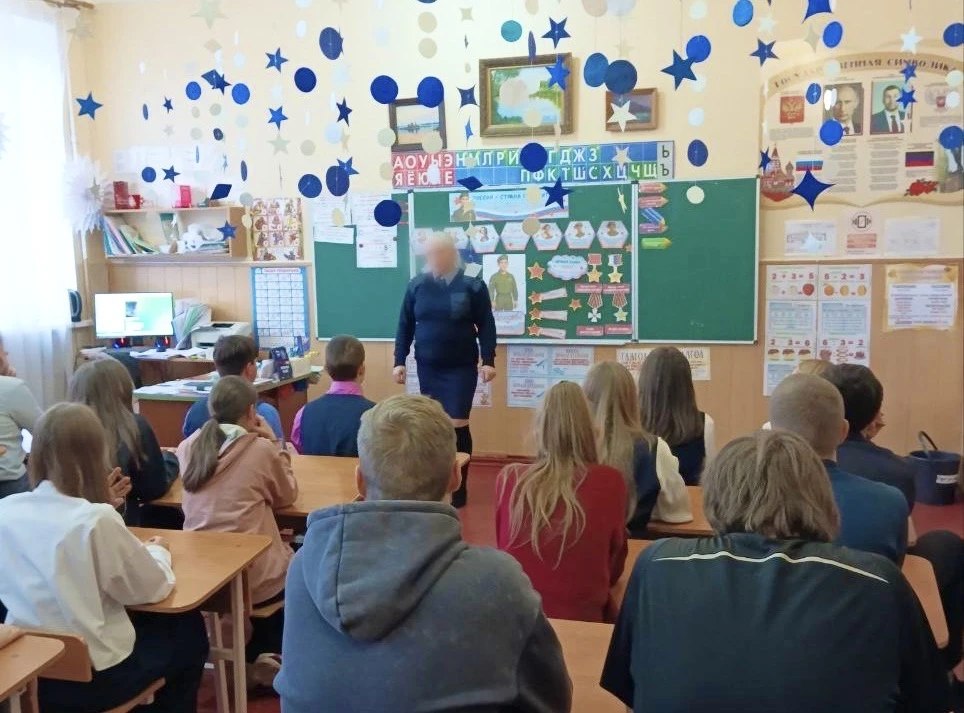 Сотрудники ОИН провели классный час с подростками