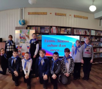 Час правовой грамотности. 11 декабря в библиотеке-филиале №11 прошел час правовой грамотности «Есть закон один для всех…», посвященный Дню Конституции Российской Федерации