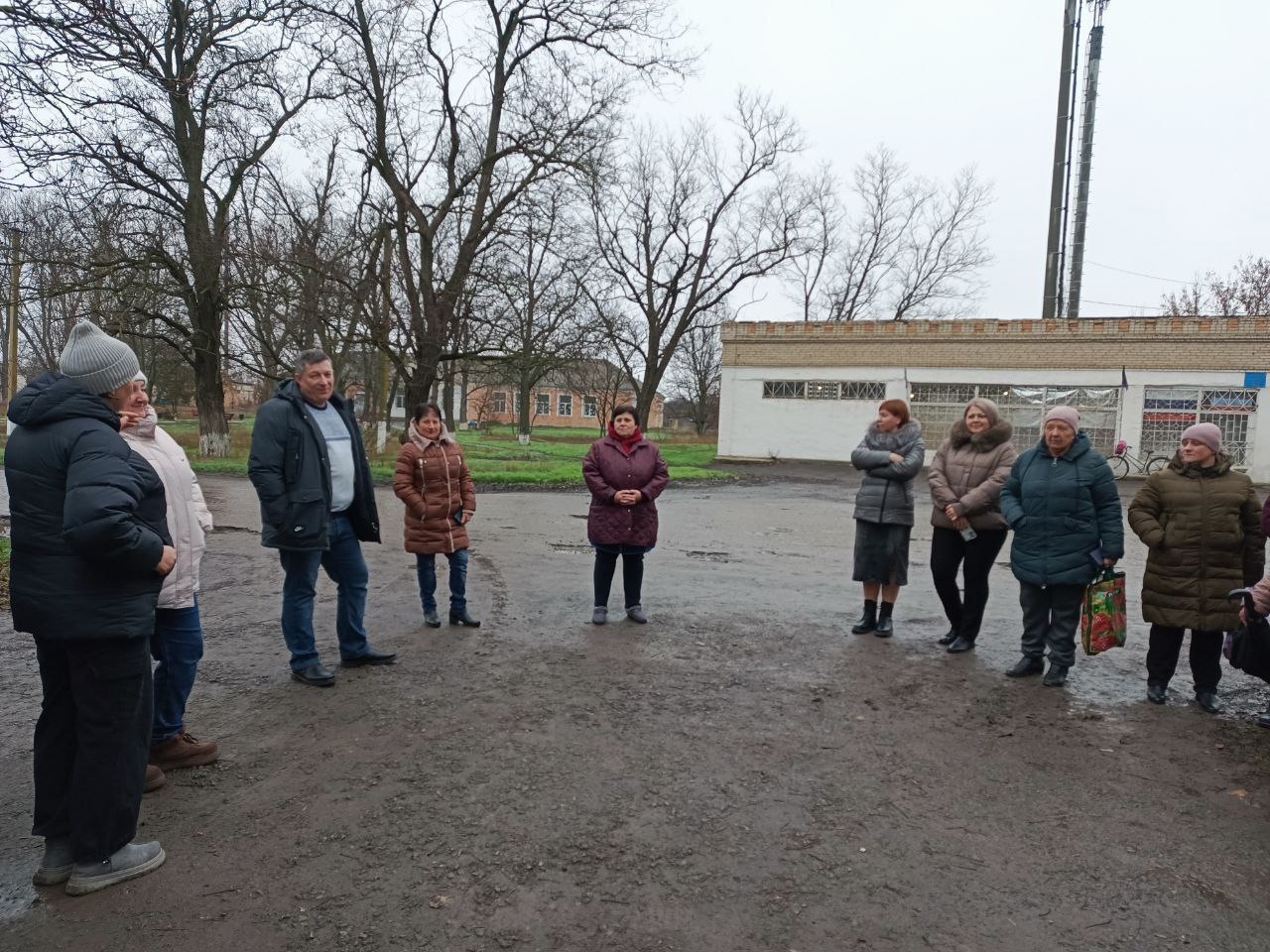 Начальник Белояровского территориального отдела Анатолий Курнышов провёл встречу с жителями села Белояровка, в ходе которой были подняты актуальные вопросы