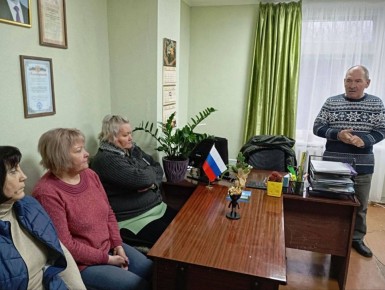 Управляющий делами Администрации муниципального образования городского округа Харцызск Александр Бабанов провел встречу с трудовым коллективом МБУ «Городской парк культуры и отдыха им. Чехова»