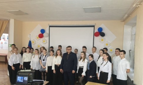 Василий Овчаров: В преддверии Дня Конституции встретился со старшеклассниками Новоазовской школы № 2. Рассказал ребятам о важности правовой грамотности, основах конституционного строя и роли граждан в жизни нашего...