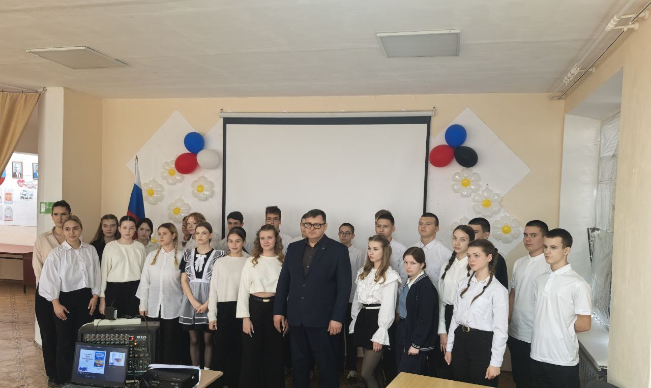 Василий Овчаров: В преддверии Дня Конституции встретился со старшеклассниками Новоазовской школы № 2. Рассказал ребятам о важности правовой грамотности, основах конституционного строя и роли граждан в жизни нашего...
