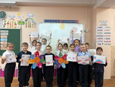 Выставка рисунков в Тельмановской гимназии: "Мы дети твои, Россия"