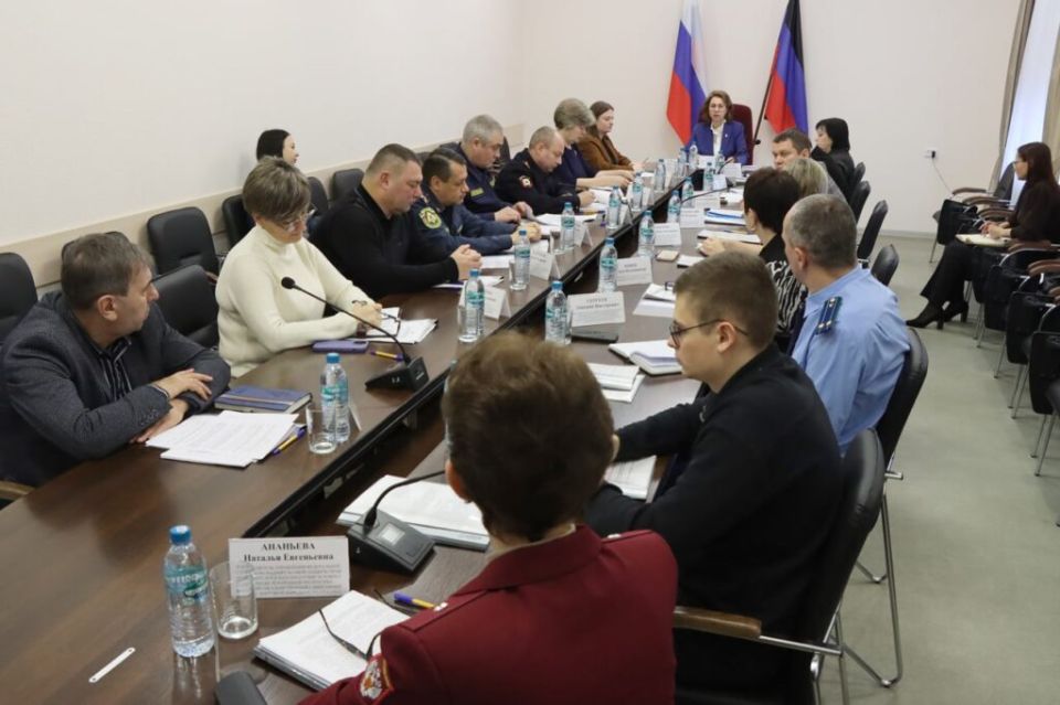 В Доме Правительства состоялось заседание Республиканской межведомственной комиссии по делам несовершеннолетних и защите их прав в ДНР