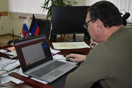 Сотрудники администрации Амвросиевского муниципального округа проходят Х Всероссийский тест на знание Конституции РФ