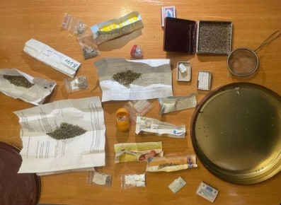 Сотрудники полиции изъяли наркотики и взрывчатые вещества у жителя Иловайска