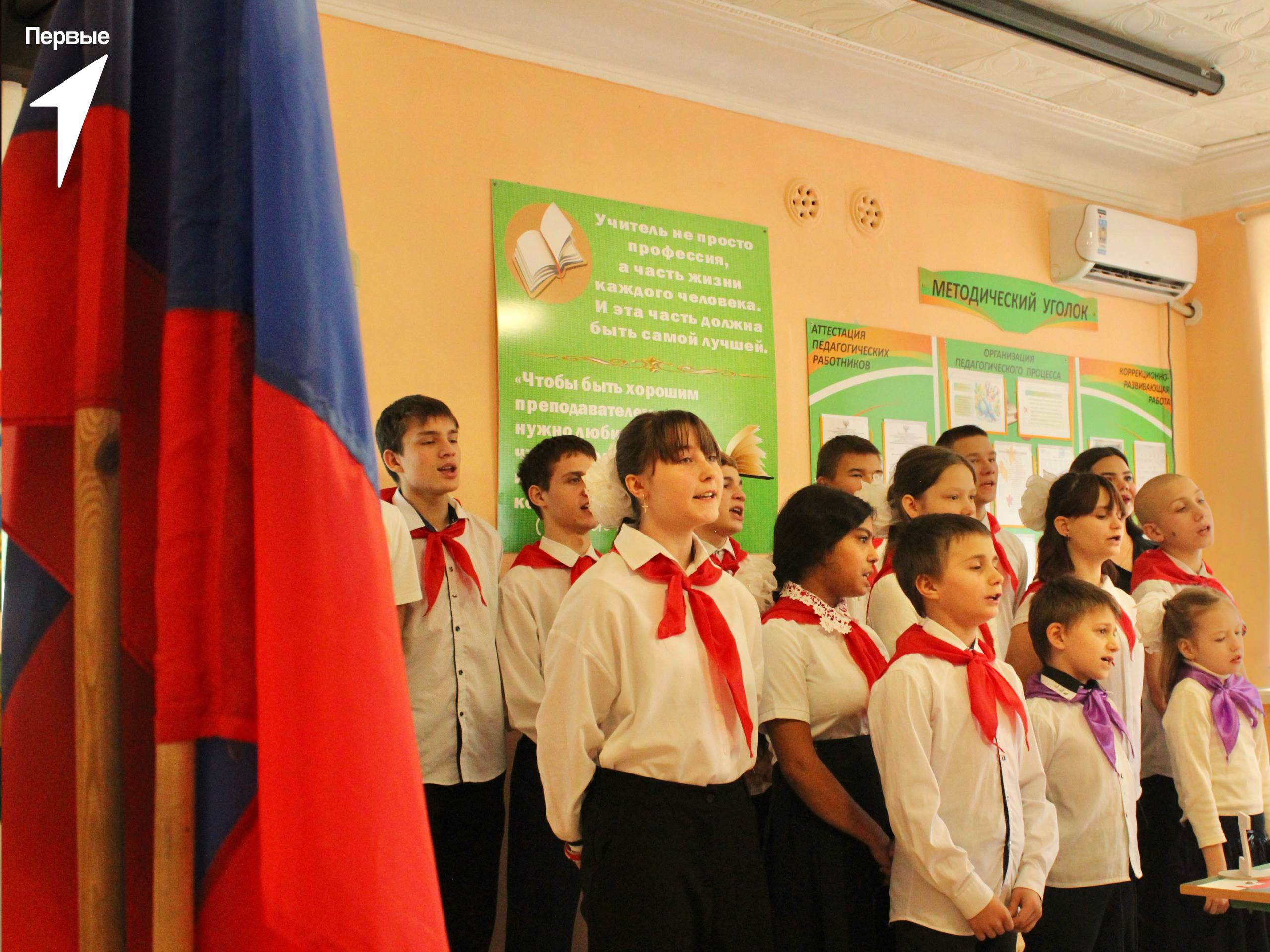 Мы будем помнить. 9 декабря, в рамках празднования Дня Героев Отечества, совместно с ГКОУ «Торезская СШИ № 43» состоялось знаменательное и волнующее событие — торжественное открытие «Парты героя» в честь выпускника школы...