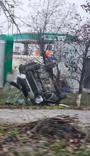 Долетался: на Зеленом, в Макеевке, опрокинулась «Шкода»