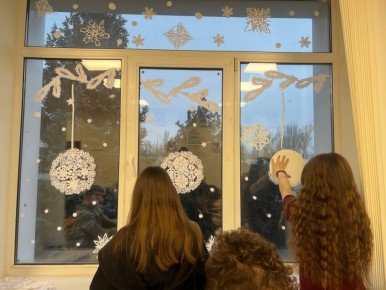 В Тельмановской гимназии прошла акция «Новый год-время чудес и волшебства»