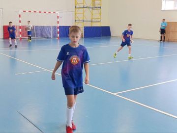 В захватывающем поединке, полном искрометных моментов, футболисты Зугрэсского «Энергетика» одержали победу над командой "ИНТЕРДОН" из Амвросиевки со счетом 8:6 в четвертом матче Первенства, проходившем в поселке Куйбышево