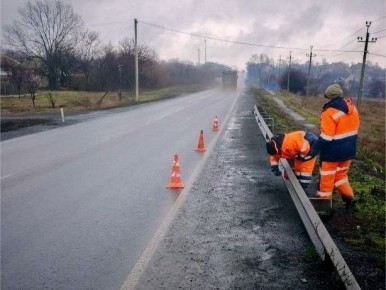 Доброго субботнего утра!. Сегодня на дорогах Республики местами туман и порывы ветра до 18 м/с, утром и в первой половине дня небольшой мокрый снег