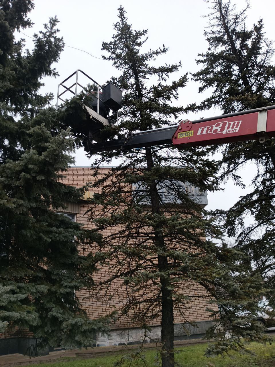 Александр Пеняев: С заботой об округе.. На 14.12.2025 г. сотрудниками МУП "ЭКОС" выполнены следующие виды работ: Восстановление наружного освещения по ул. Горького Монтаж праздничного баннера Украшение улиц города...