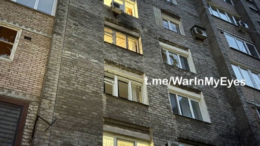 Последствия прилета ударного БПЛА в жилой многоквартирный дом в Буденновском районе Донецка