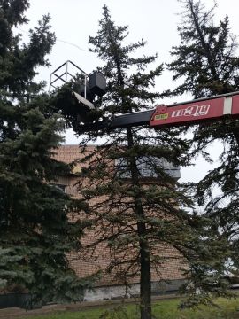 Александр Пеняев: С заботой об округе.. На 14.12.2025 г. сотрудниками МУП "ЭКОС" выполнены следующие виды работ: Восстановление наружного освещения по ул. Горького Монтаж праздничного баннера Украшение улиц города...