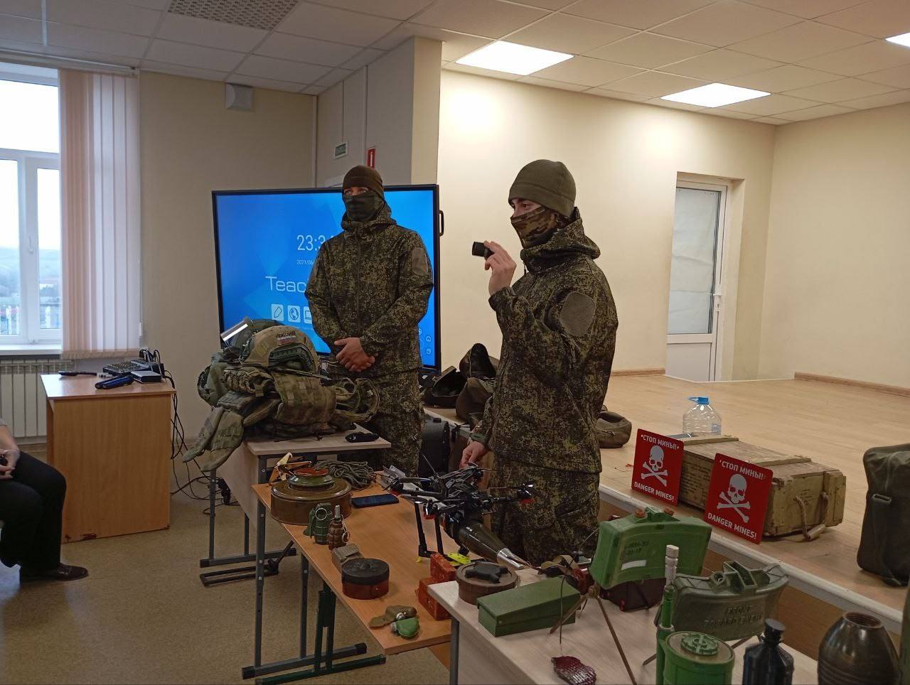 Знания спасают жизни: в учебных заведениях прошло важное занятие по минной безопасности