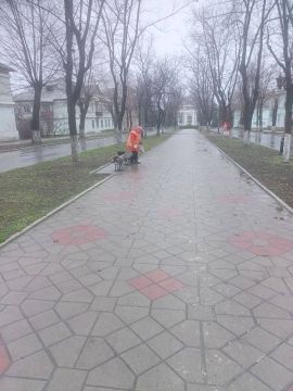 Александр Пеняев: С заботой об округе.. На 14.12.2025 г. сотрудниками МУП АГЯ "ЖЭК" выполнены следующие виды работ: Выполнены работы по уборке территории на Ясиноватском и Авдеевском участках #ЯсиноватскийМО #ЗаЧистотуОкруга