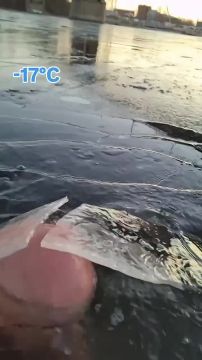 Зимний шок для иностранца: русские развлекаются, ныряя в ледяную воду и закусывая льдом