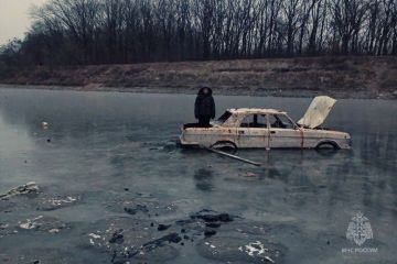 Ребёнок застрял в затонувшей машине на льду в Макеевке