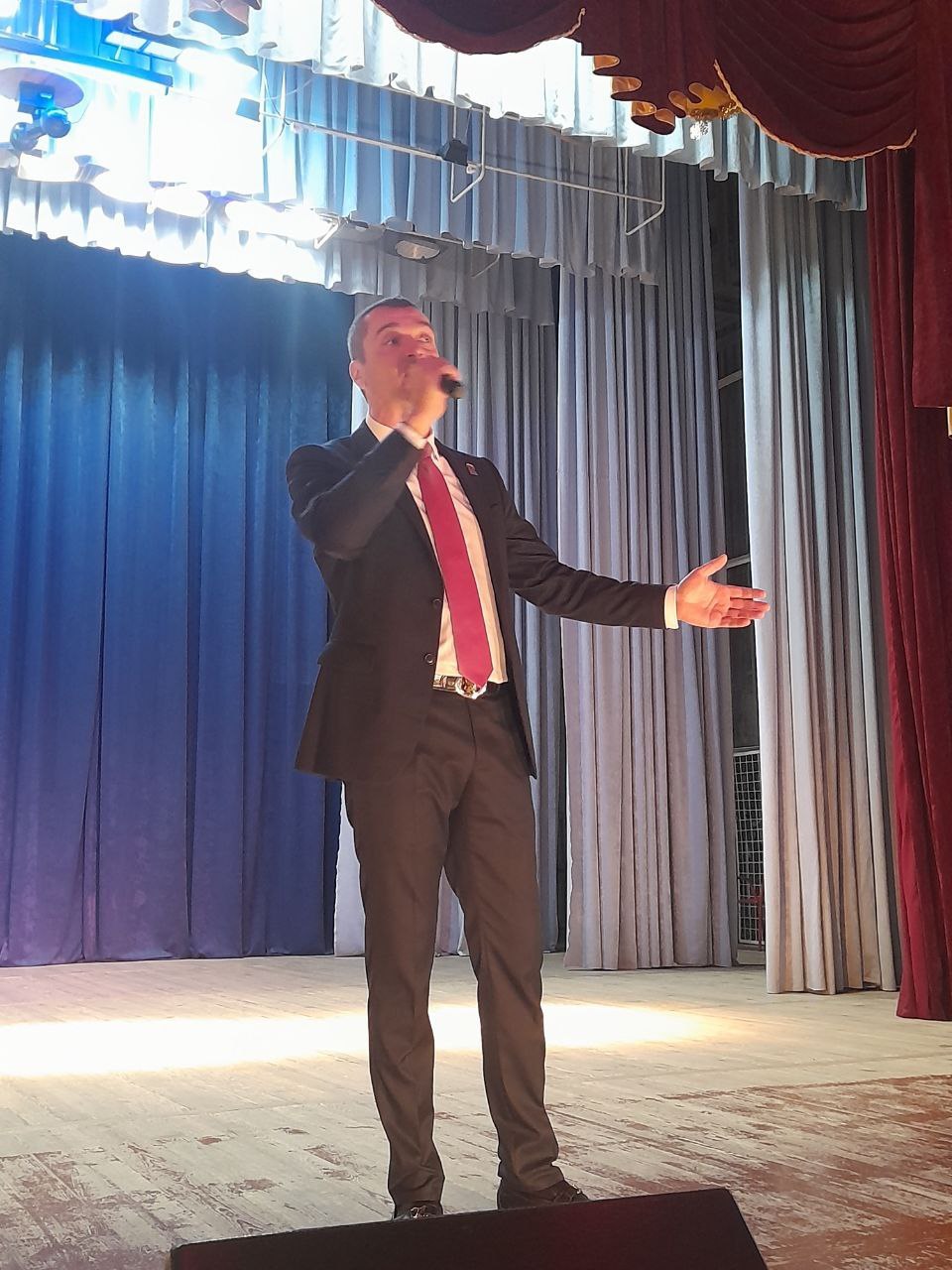 В городе Комсомольское прошел концерт Сергея Куприка