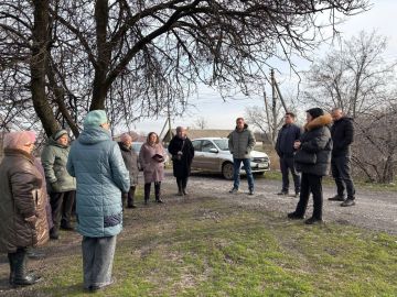 Сегодня заместитель главы Администрации муниципального образования городского округа Харцызск Виктория Рогожина провела встречу с жителями села Золотаревка на улице Победы