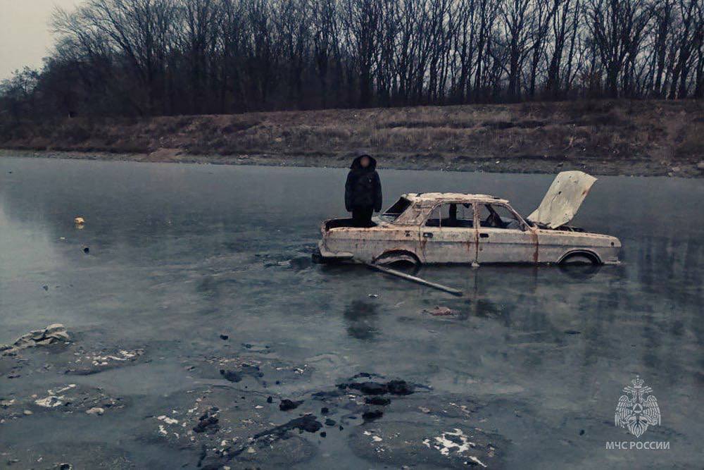 Ребёнок застрял в затонувшей машине на льду в Макеевке