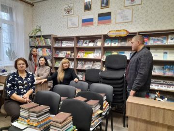 15 декабря 2025 года Максим Скрипка, депутат Тельмановского муниципального совета, встретился с сотрудниками МБУ «Тельмановская централизованная библиотечная система»