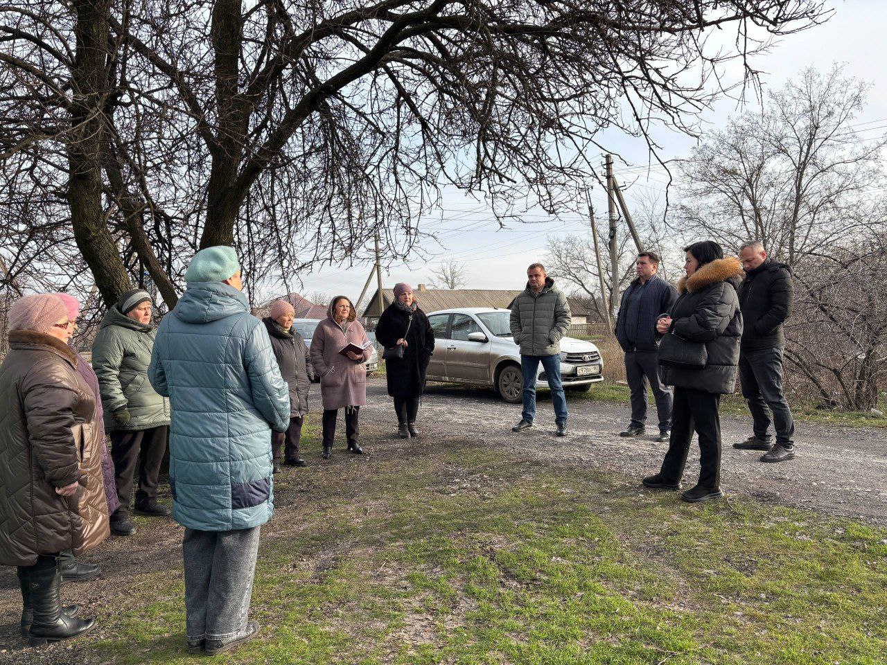 Сегодня заместитель главы Администрации муниципального образования городского округа Харцызск Виктория Рогожина провела встречу с жителями села Золотаревка на улице Победы