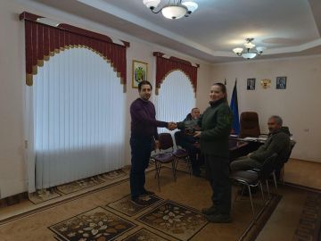 Заместитель Главы Шахтерского округа вручил памятный сувенир Юлии Домриной из Магаданской области