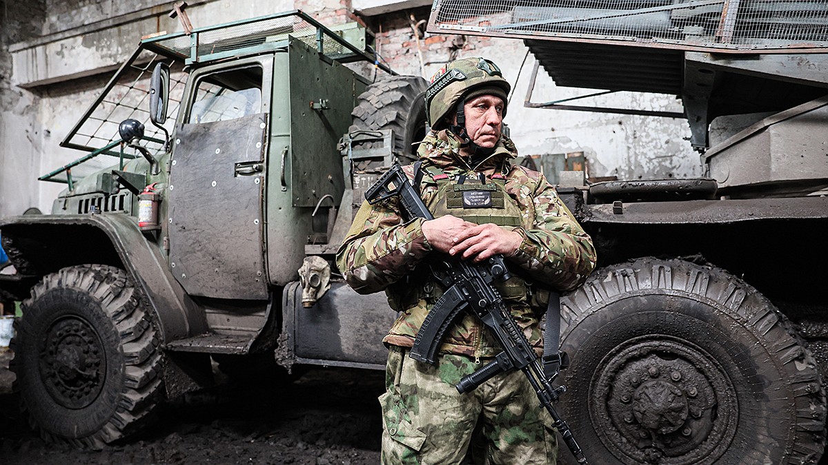 Российские войска взяли ВСУ в Мирнограде в котёл: Что творится в городе-рубеже и почему он так важен